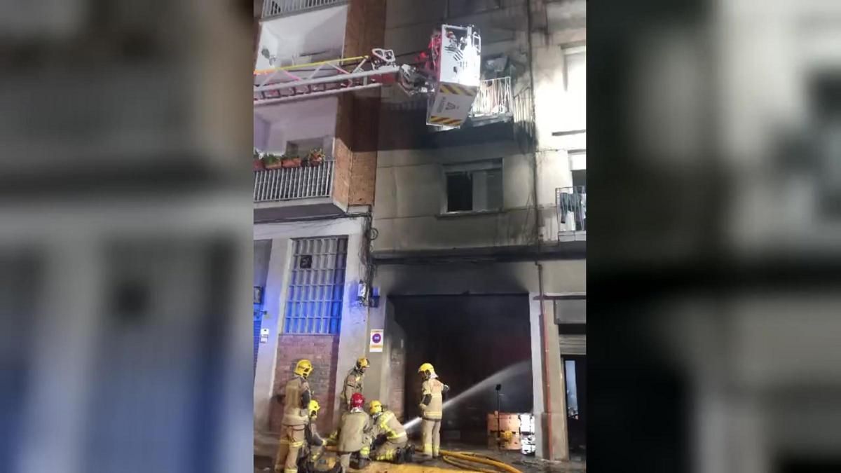 Los Bombers trabajan en la extinción de un incendio en la calle del Vallès de Lleida.