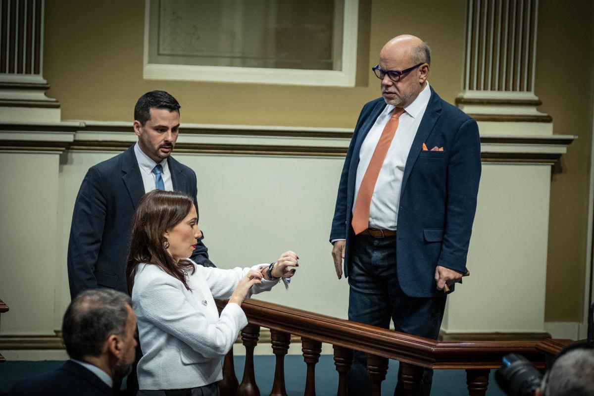 El presidente de Canarias, Fernando Clavijo Batlle, se reúne con los portavoces parlamentarios para valorar las medidas que puede impulsar el Gobierno de Canarias para hacer frente a las consecuencias que la guerra en Oriente Medio está generando en el Archipiélago; así como analizar las acciones aprobadas por el Gobierno de España y su incidencia en las islas
