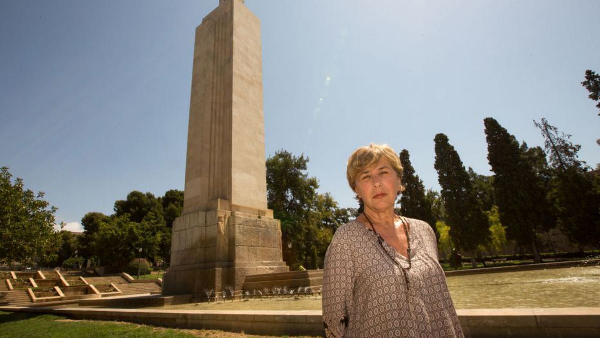 Maria Antònia Oliver ante el monolito de sa Feixina.