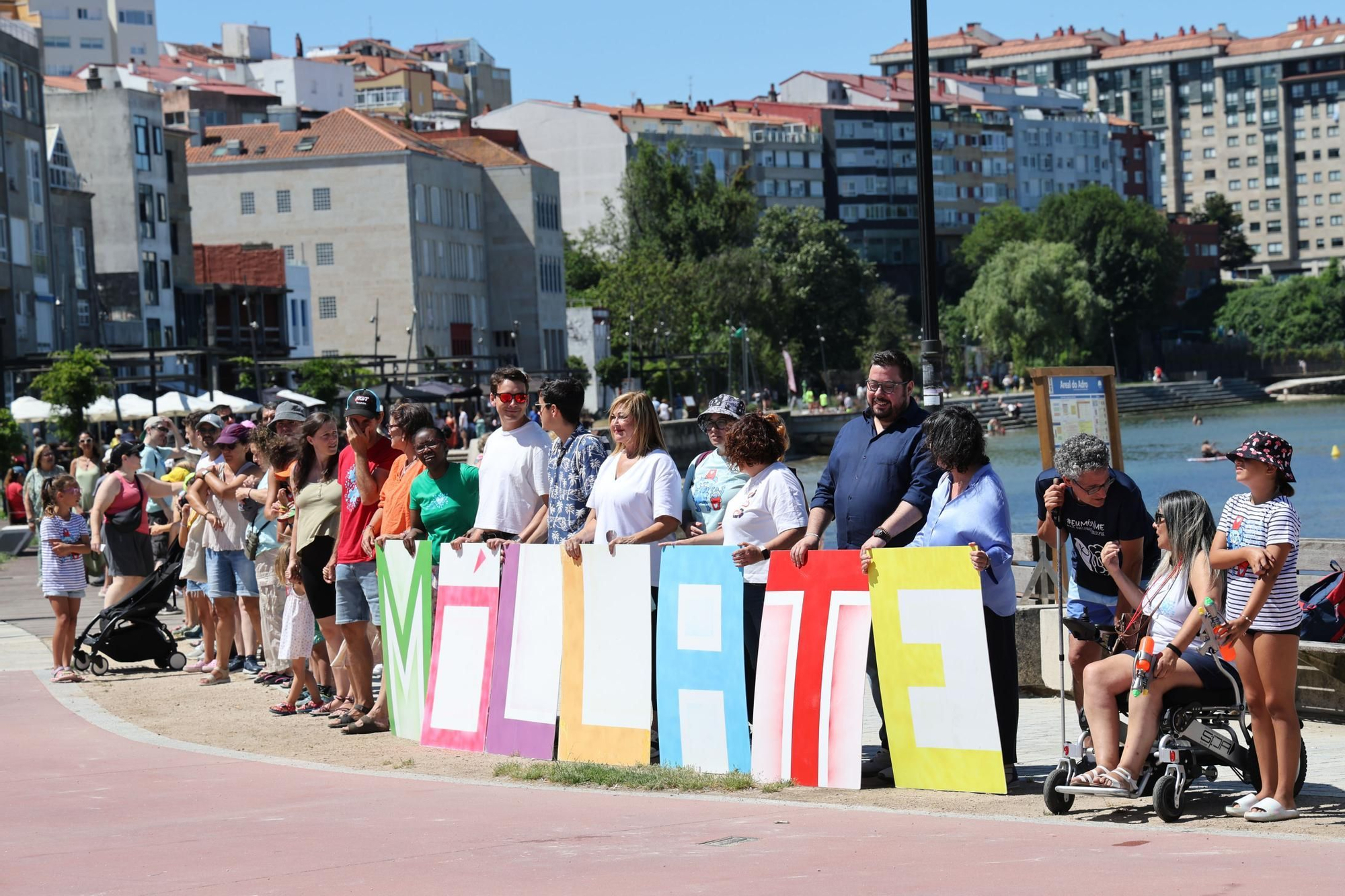Cadena humana y manguerazo por la esclerosis múltiple en Vigo
