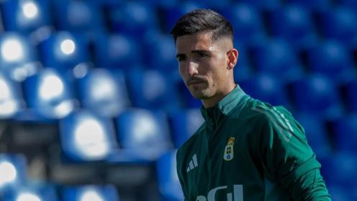 Narváez durante un calentamiento con el Real Oviedo.