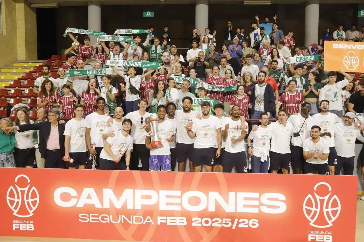 La plantilla del Coto Córdoba celebra el ascenso a Primera FEB en Vista Alegre.
