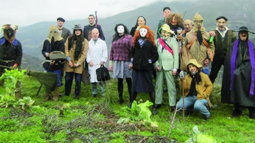 «Os Reises», en un alto de su recorrido por los pueblos de Ibias.