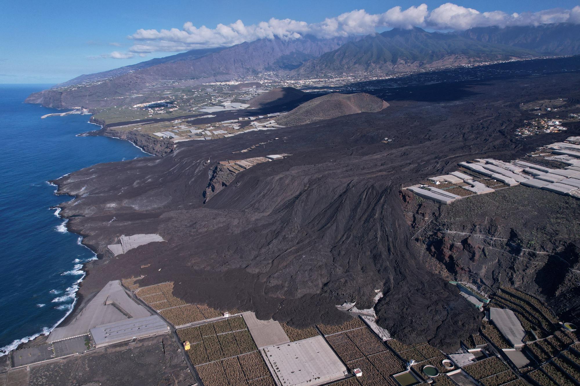 Vista aérea de la lava solidificada en La Palma.