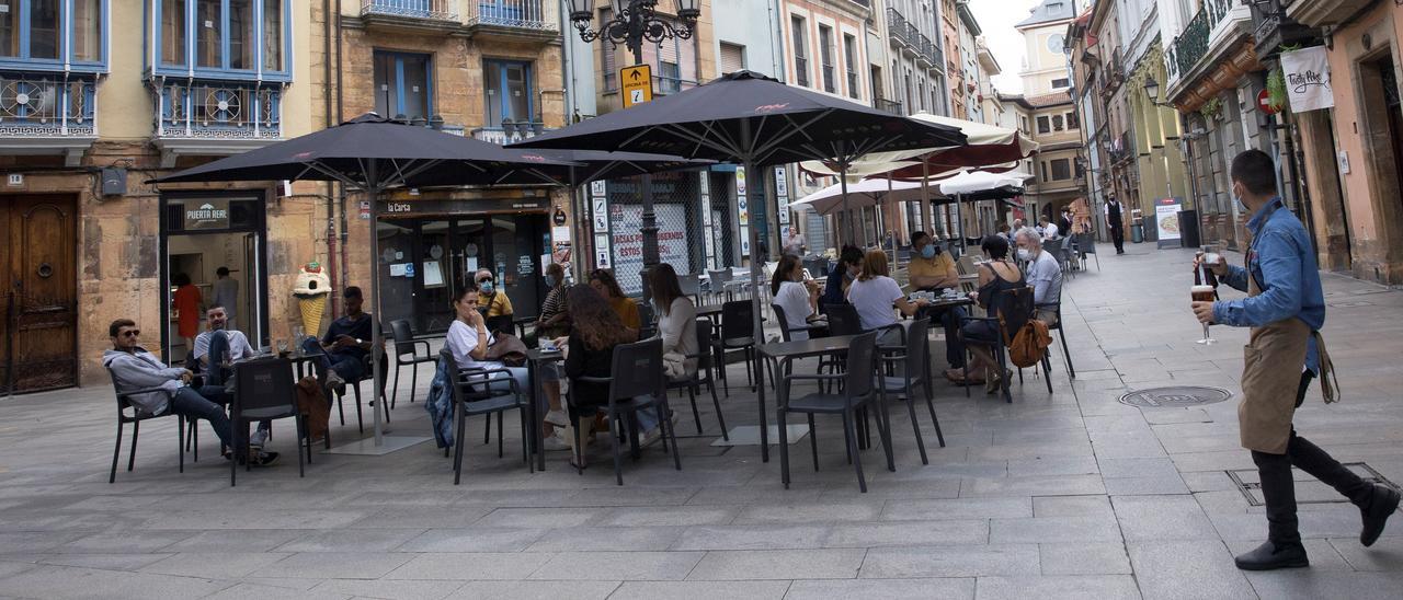 Ambiente de terrazas en Oviedo.