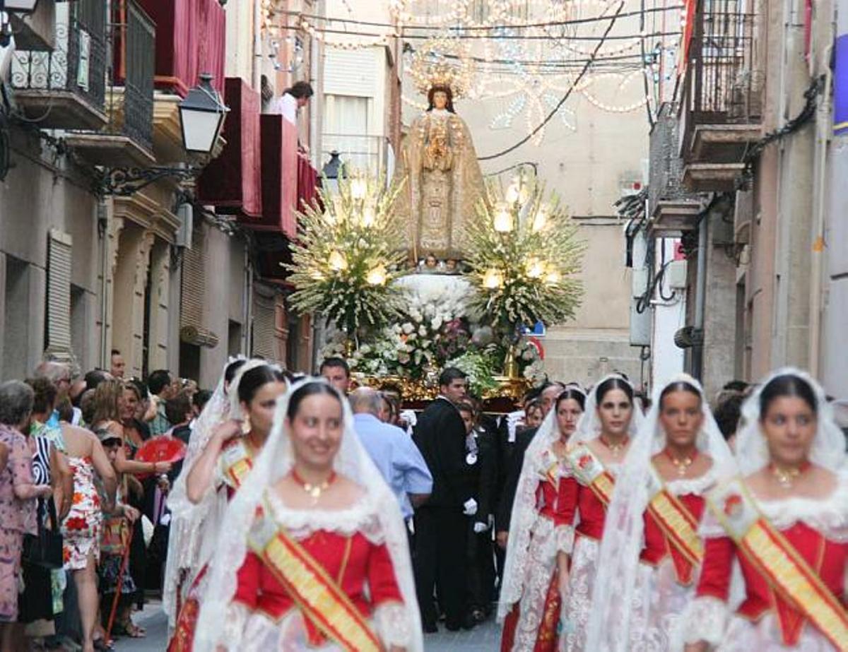 Miles de aspenses arropan a la Virgen de las Nieves durante la Salve