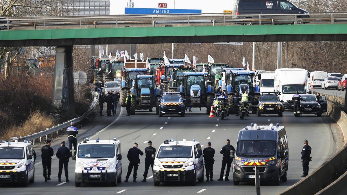 Tractores en Argenteuil, al norte de París, Francia, este lunes.