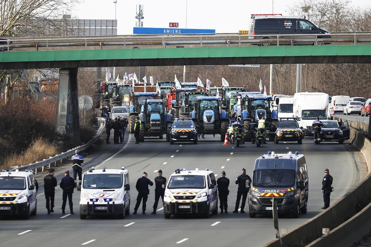 Tractores en Argenteuil, al norte de París, Francia, este lunes.