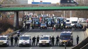 Tractores en Argenteuil, al norte de París, Francia, este lunes.