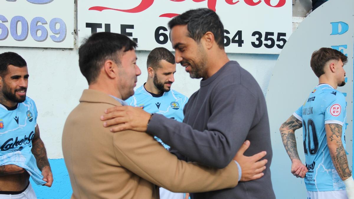 Rai Rosa, entrenador del Coria, a la izquierda, saludando al entrenador contrario.