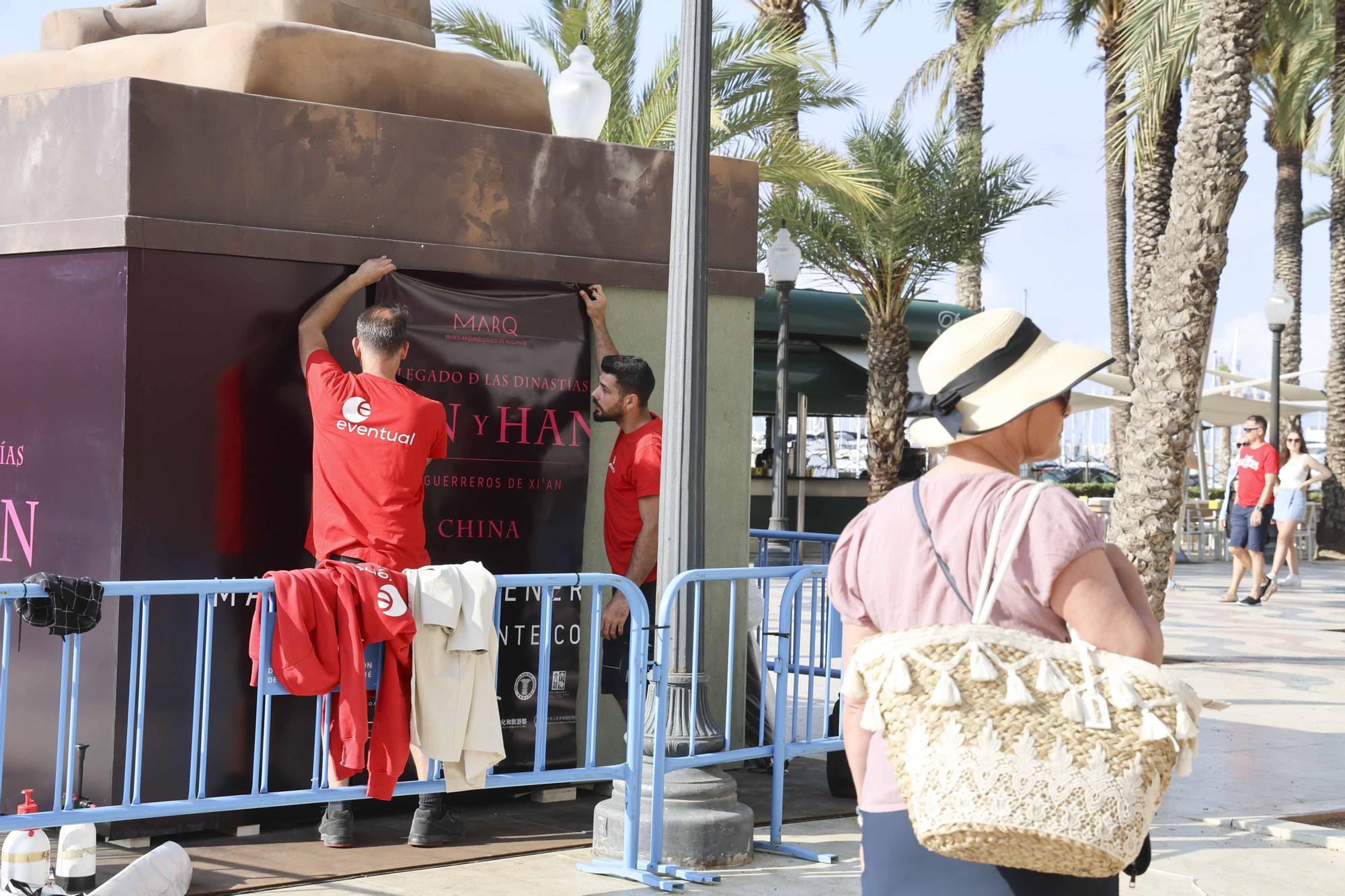 Un guerrero de Xian gigante custodia la Explanada de Alicante