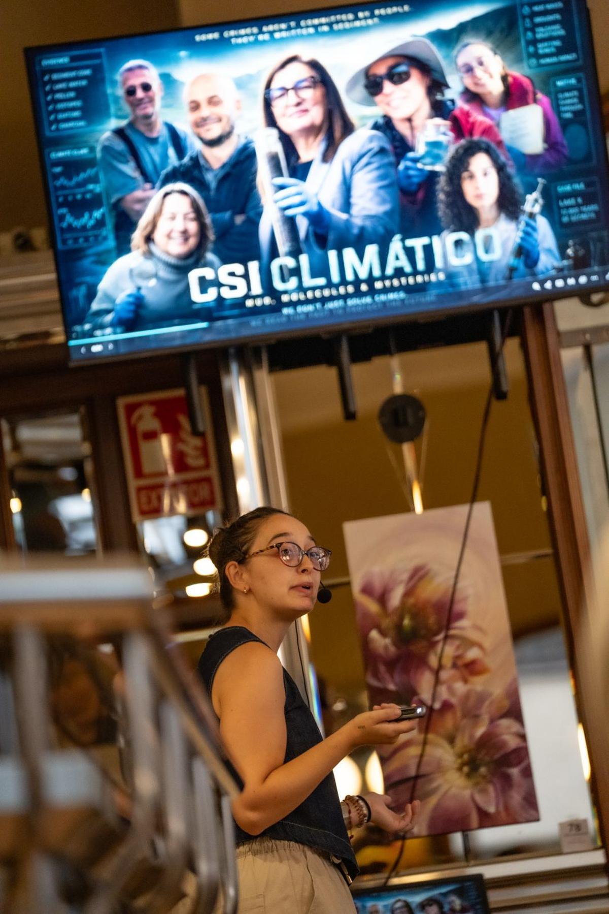 Uxía Fernández, investigadora vinculada ao grupo GRICA-BIOpast e ao Centro Interdisciplinar de Química e Bioloxía da UDC, impartindo a charla.