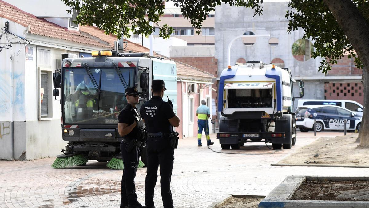 Limpieza viaria municipal en la plaza de la Constitución del barrio del Espíritu Santo de Espinardo.