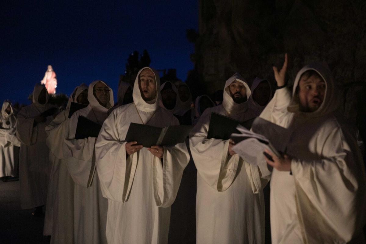 El coro de Luz y Vida.