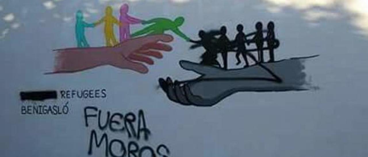 Aparece una pintada racista en el muro a favor de la acogida de refugiados en el IES Benigasló