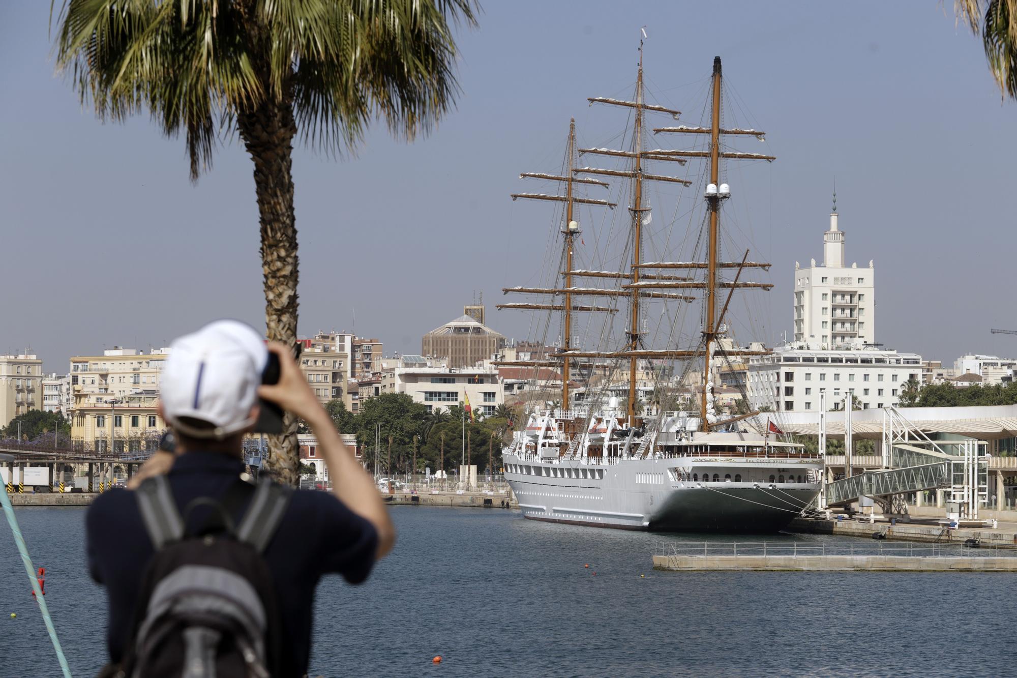 El lujoso 'Sea Cloud Spirit' atraca en el Palmeral del Puerto de Málaga