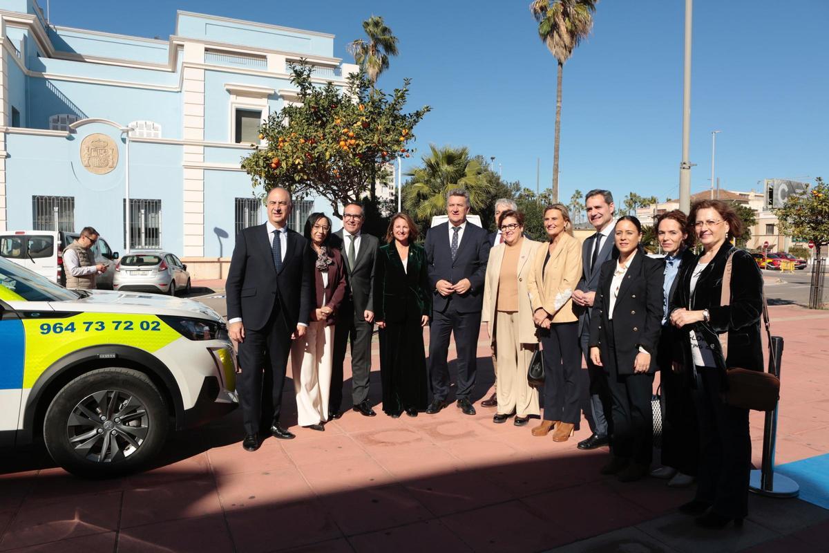 Autoridades antes de la celebración del Día de la Policía portuaria