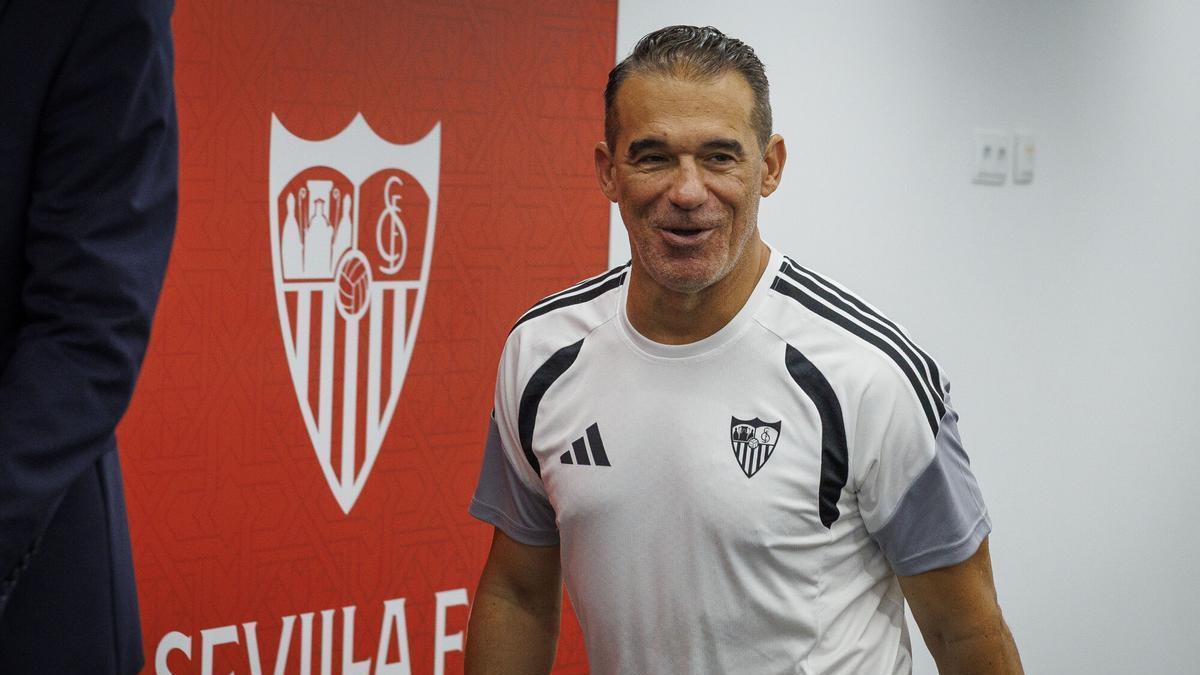 El entrenador del Sevilla, Luis García Plaza, durante la rueda de prensa ofrecida en el estadio Sánchez Pizjuán.