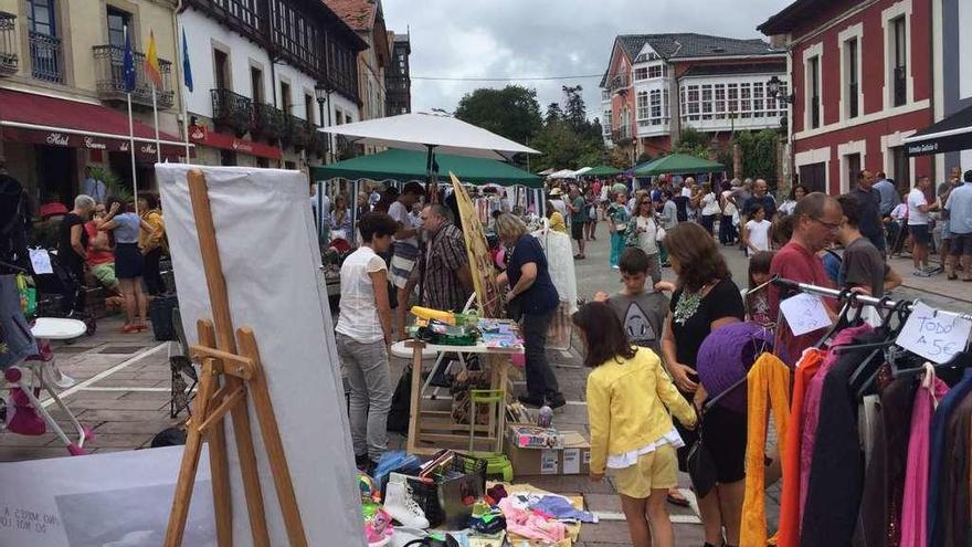 El rastrillo popular &quot;Brocante&quot; llena de color Nueva de Llanes