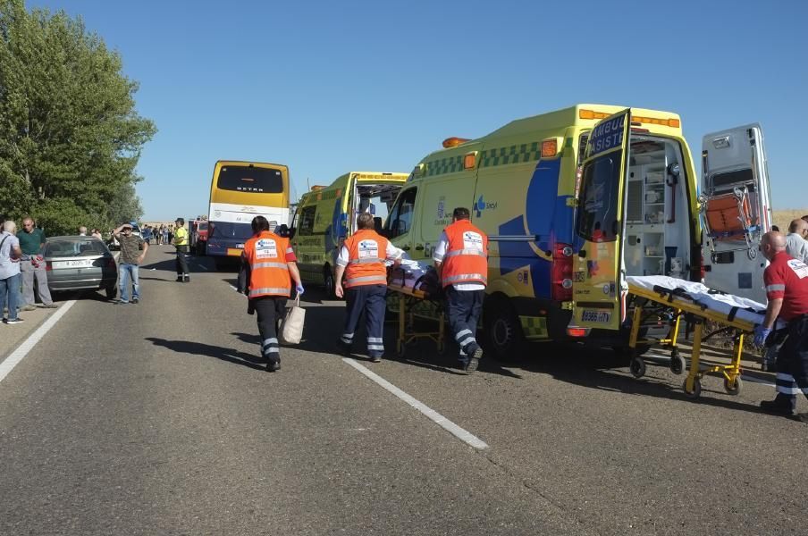 Accidente entre un autobús y un tractor en Fuentes