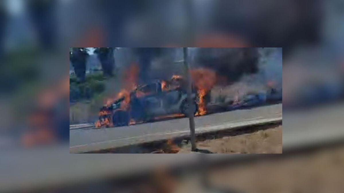 Coche ardiendo en la Vall.
