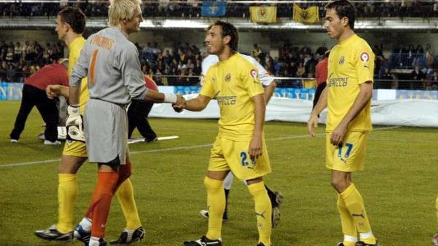 Cazorla saluda a Cañizares, con Javi Venta a la derecha, en su anterior etapa en el Villarreal.