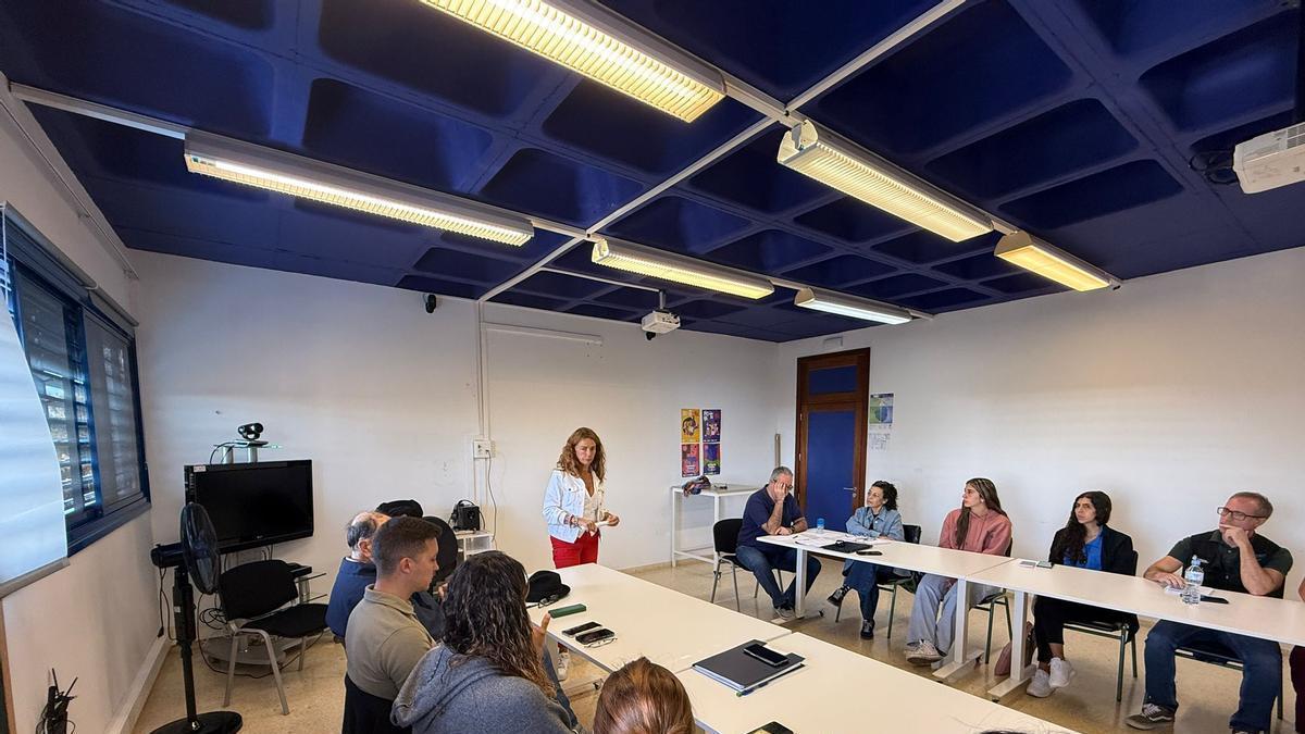 Adela Álvarez en la mesa técnica con los agentes sociales implicados en el desarrollo de actuaciones dirigidas a las personas sin hogar.