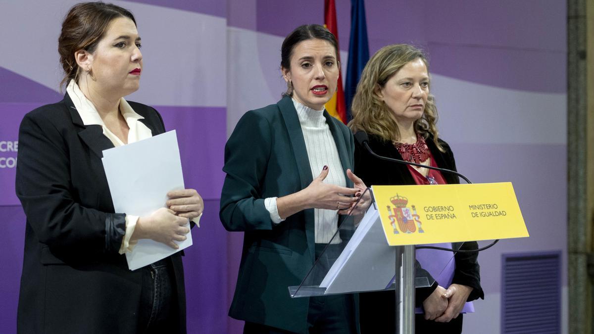 La ministra de Igualdad, Irene Montero (c).