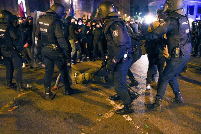 Cargas policiales en la segunda protesta por la detención de Pablo Hasél