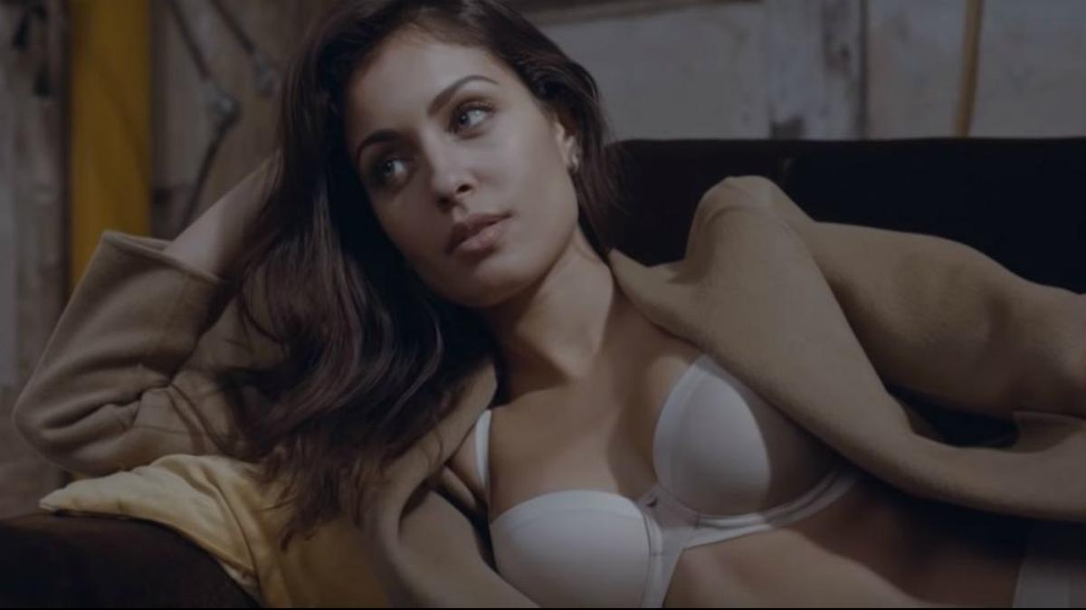 Hiba Abouk protagoniza 'Comment tu t'appelles', el nuevo fashion film de Gisela