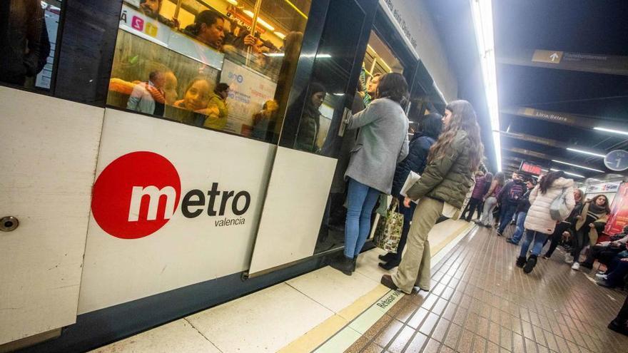 Usuarios acceden al metro en València.