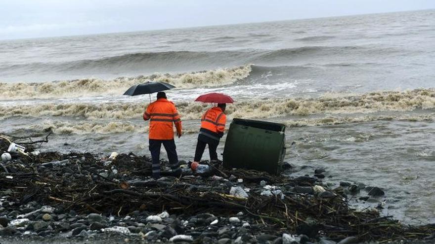 Detalle de una playa de Marbella horas después de las lluvias.