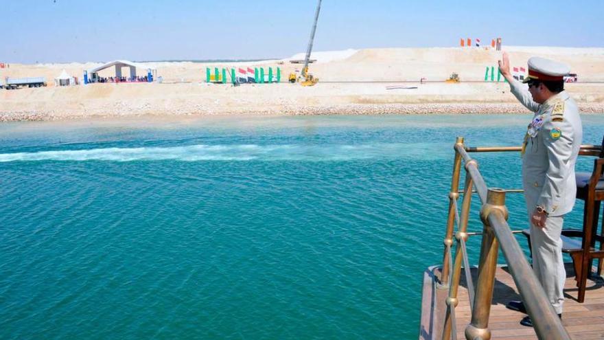 Al Sisi, en el canal de Suez durante la inauguración de ayer.