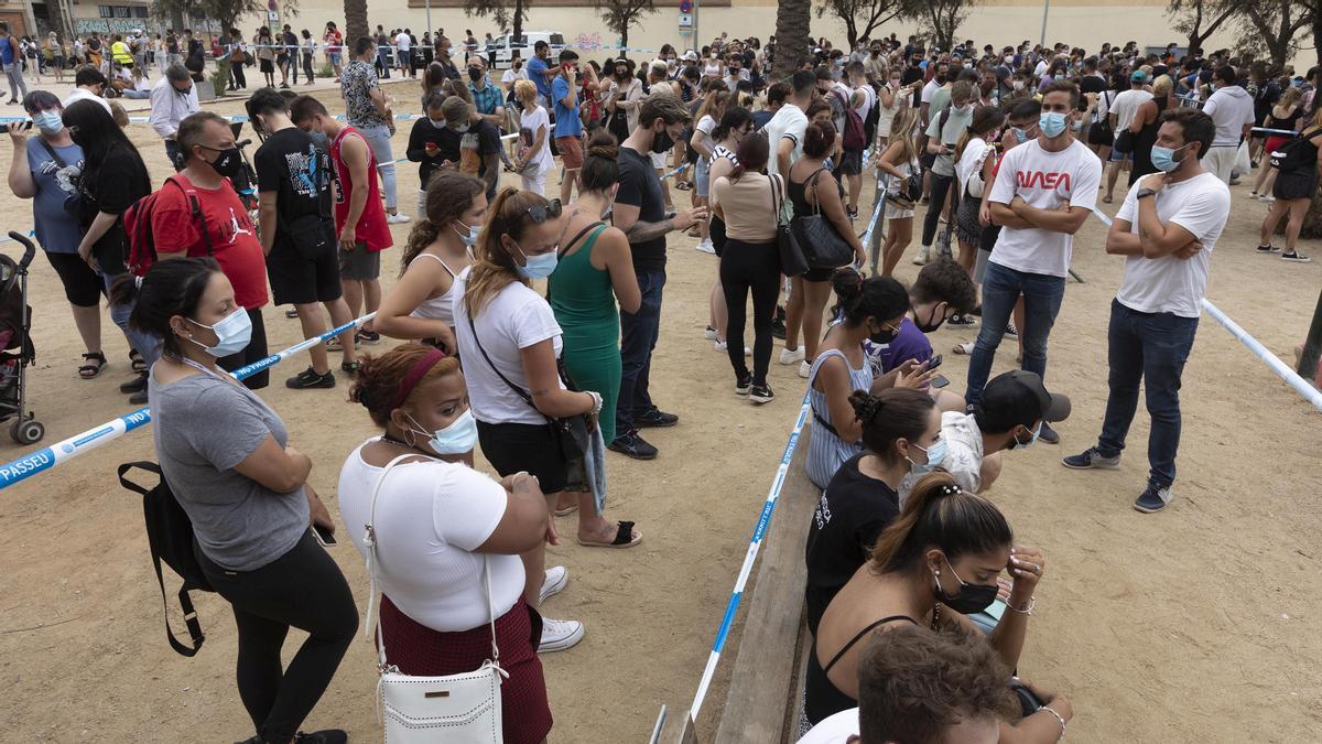 Vacunación sin cita previa en un autobús habilitado junto al Pont del Petroli de Badalona, el pasado 7 de julio.