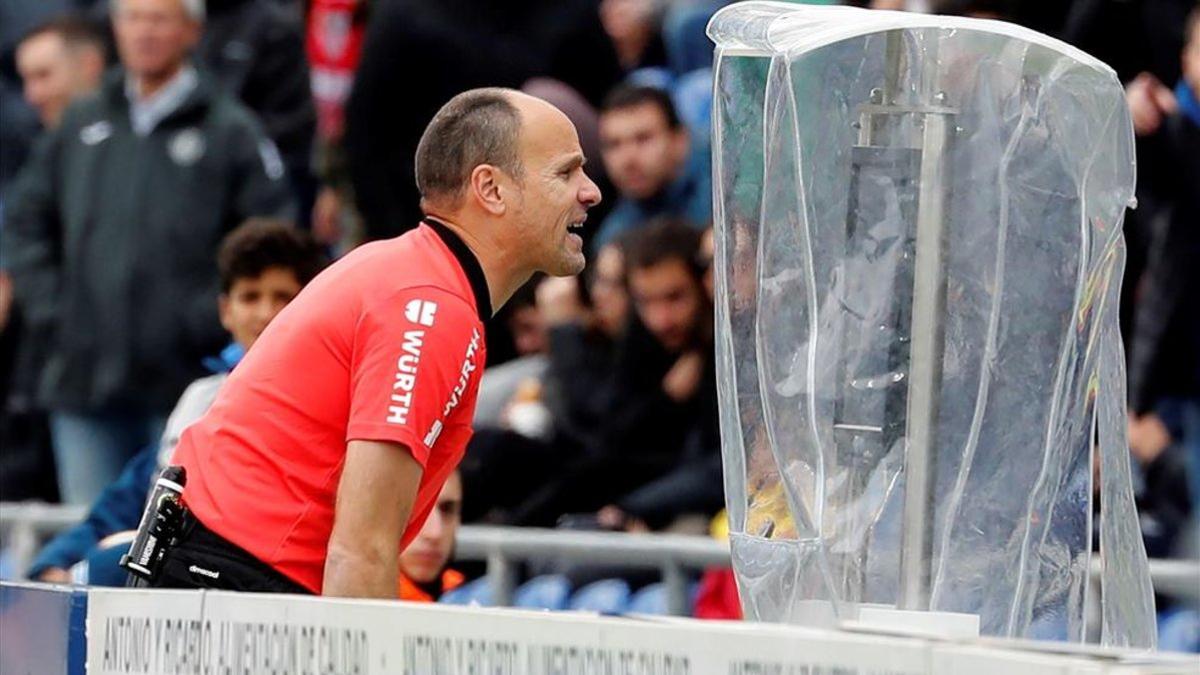 Mateu Lahoz consulta el VAR en el Getafe-Sevilla de este fin de semana