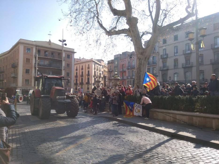 Centenars de persones omplen la Rambla de Figueres