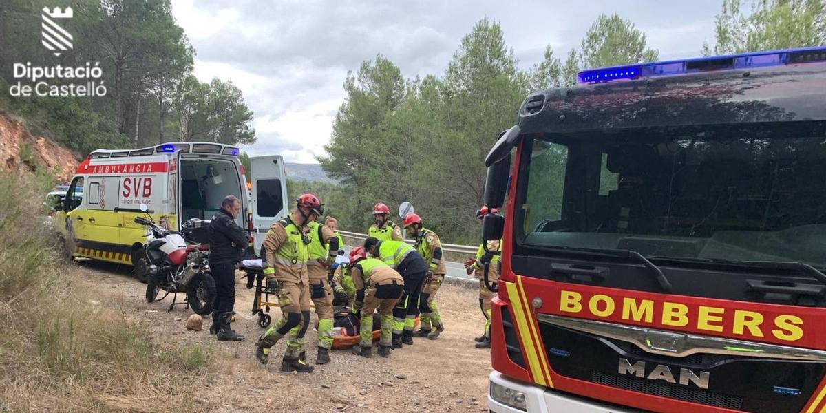 Los bomberos rescatan al hombre tras el accidente.