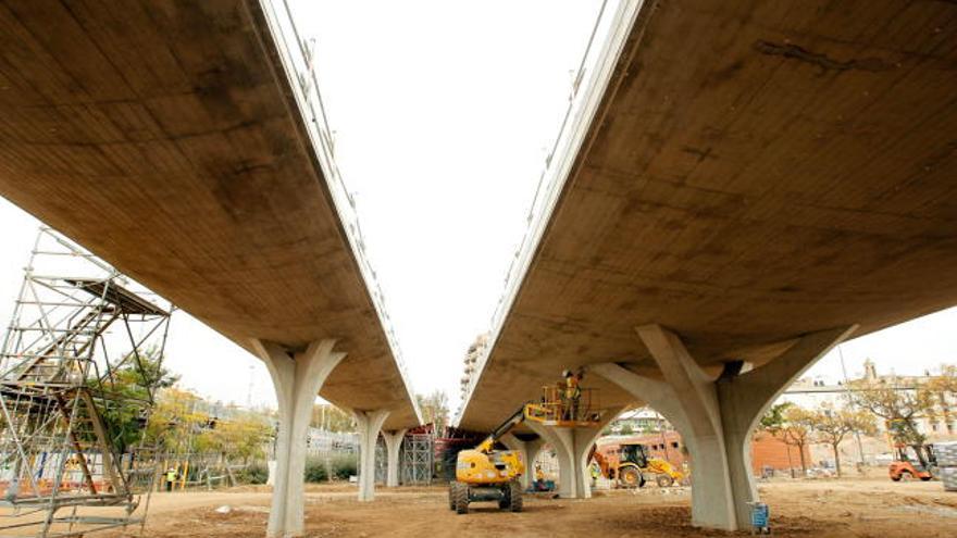 El conjunto de obras que incluye la construcción del nuevo Pont de Fusta para el tráfico rodado y peatonal y la peatonalización del Puente de Serranos, cuyo presupuesto supera los 11 millones de euros, avanzan a buen ritmo y está previsto que estén finalizados este verano.