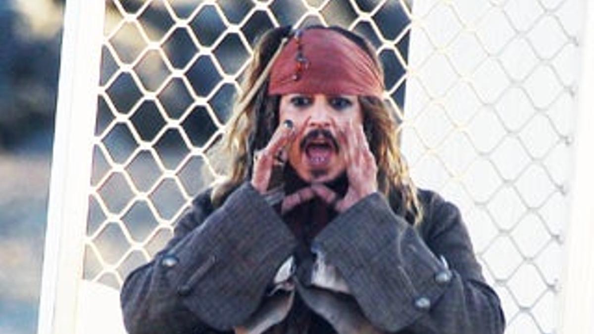 Johnny Depp visita un hospital como Jack Sparrow