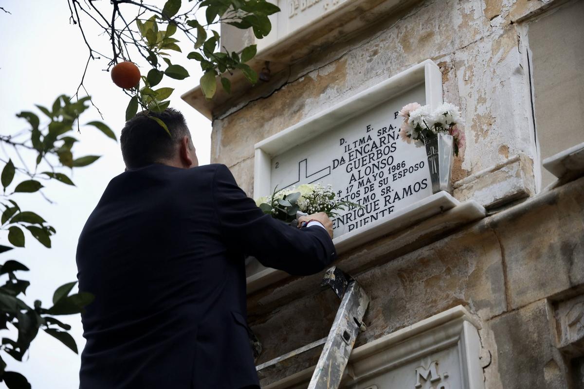 Antes de la inauguración hubo una ofrenda floral ante la tumba de Enrique Ramos Puente, en el Cementerio de San Miguel.