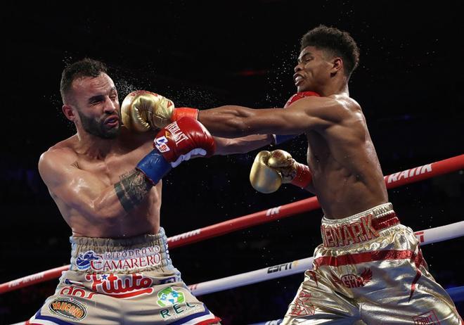 Shakur Stevenson golpea a Christopher Diaz durante su pelea de peso pluma en el Madison Square Garden.