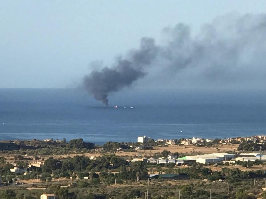 Los cuatro tripulantes han sido rescatados en buen estado y Salvamento Marítimo trabaja en la extinción del fuego.