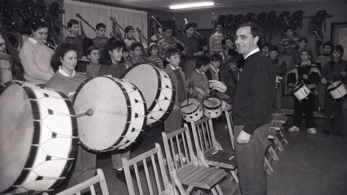 Los primeros acordes de la Real Banda. Era el Ourense de 1990, cuando el maestro Xosé Lois Foxo consolidaba el proyecto cultural de la escuela y la Real Banda de Gaitas de la Diputación Provincial. En la imagen, uno de los ensayos con diferentes instrumentos y personas en su actual ubicación. A día de hoy, continúan con su difusión cultural de la gaita gallega.