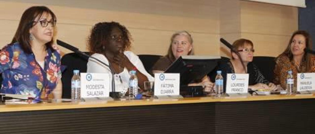 Además de Djarra, la mesa redonda contó con la presencia de Lourdes Franco, doctora en Medicina; Manuela Laudenia, diplomada en Trabajo Social, y Montserrat Angulo, matrona.