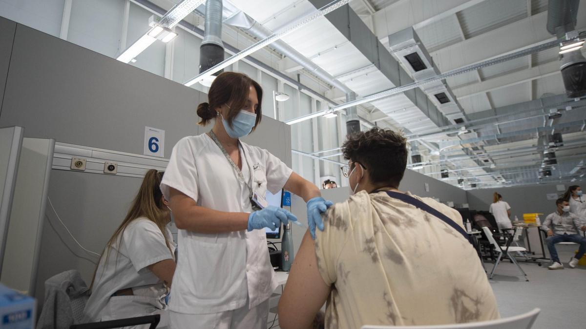 Un joven recibe una vacuna contra la COVID-19.