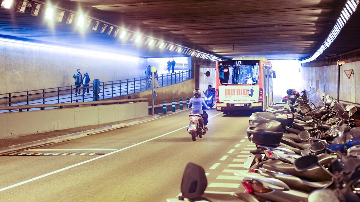 Túnel viario bajo el centro comercial de la Illa Diagonal, la única galería peatonal de la ciudad