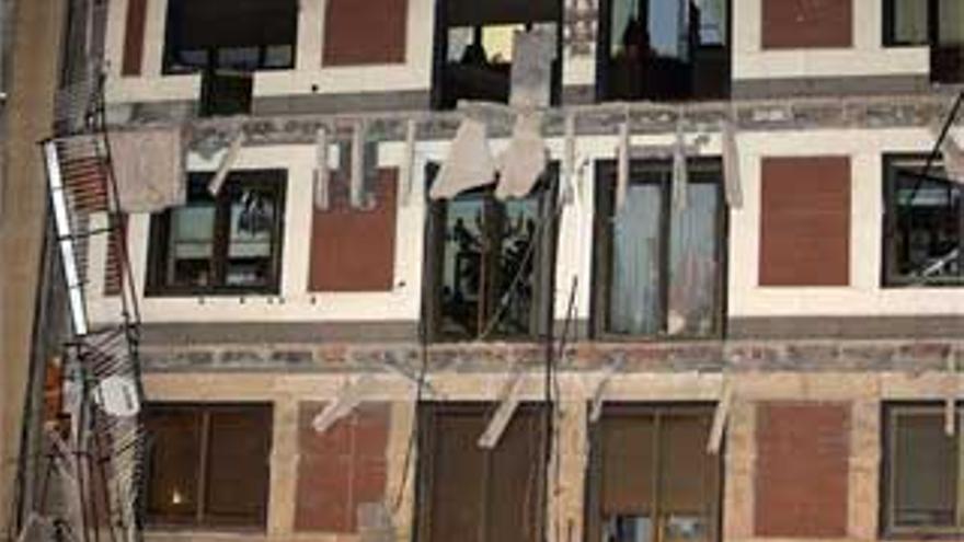 El viento causa el desprendimiento de varios balcones de un edificio de Salamanca