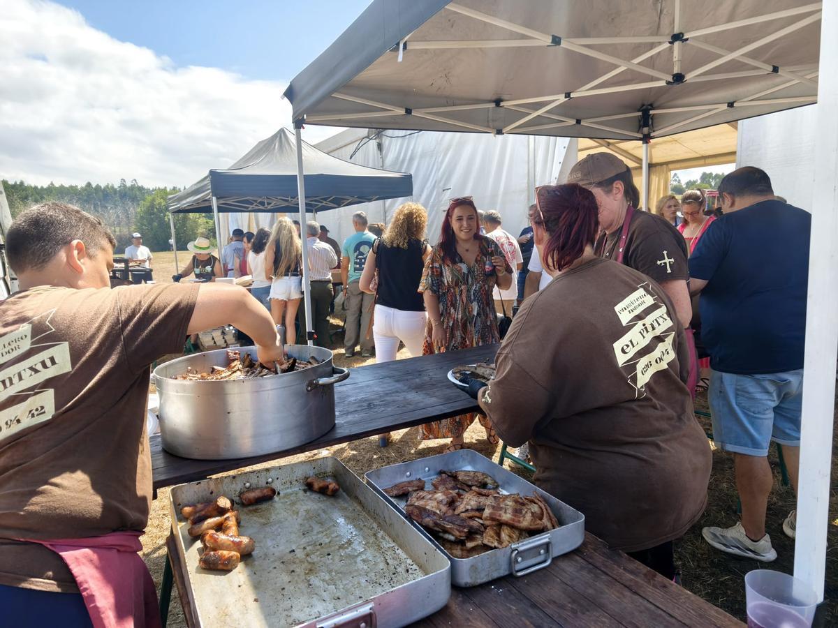 Así fue la V Comilona de las fiestas de Ferroñes, en Llanera