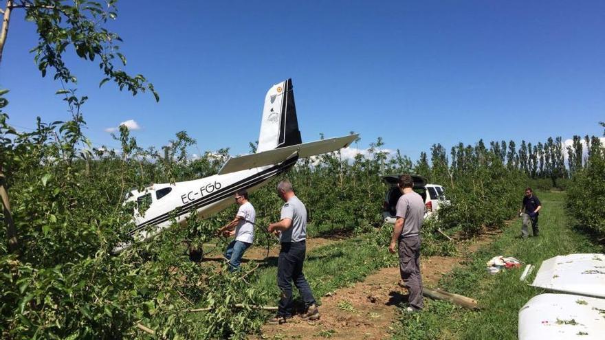 L&#039;avioneta en el camp de pomeres.