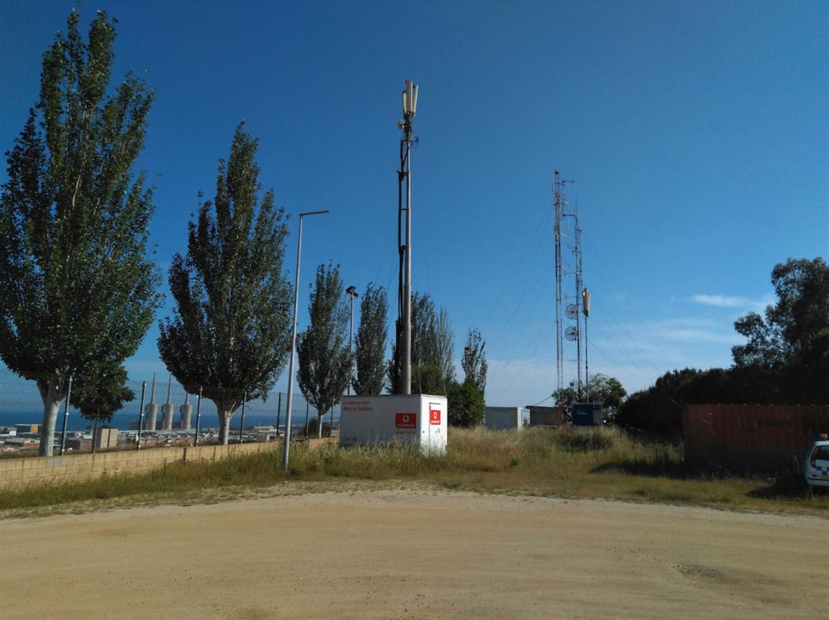 Antenas de telefonía instaladas sin contrato junto a la comisaría de la Guardia Urbana de Badalona.